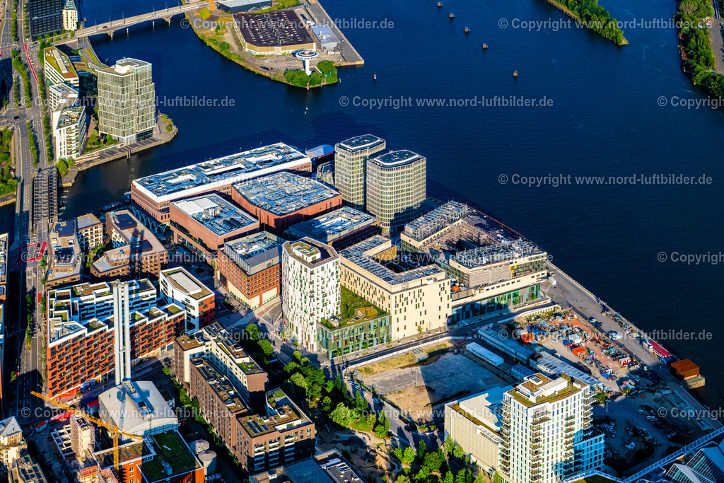 Hamburg_Westfield_Hafencity_ELS_8272160625 | HAMBURG 16.06.2025 Gebäudekomplexedes am Überseequartier am Chicagokai - Osakaallee im Bereich des ehemaligen Grasbrooks im Ortsteil Hafencity in Hamburg, Deutschland. Weiterführende Informationen bei: CHRISTIAN DE PORTZAMPARC,  Depenbrock Bau GmbH & Co. KG,  F + Z Baugesellschaft, Zweigniederlassung der Hecker Bau GmbH & Co. KG,  Stump-Franki Spezialtiefbau GmbH,  Unibail-Rodamco Germany GmbH,  Unibail-Rodamco ÜSQ Süd Quartiersmanagement GmbH. // Building complex at the Ueberseequartier on Chicagokai - Osakaallee in the area of the former Grasbrook in the Hafencity district of Hamburg, Germany. Further information at: CHRISTIAN DE PORTZAMPARC,  Depenbrock Bau GmbH & Co. KG,  F + Z Baugesellschaft, Zweigniederlassung der Hecker Bau GmbH & Co. KG,  Stump-Franki Spezialtiefbau GmbH,  Unibail-Rodamco Germany GmbH,  Unibail-Rodamco UeSQ Sued Quartiersmanagement GmbH. Foto: Martin Elsen