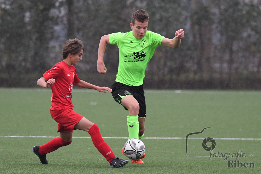 JFV Edewecht-Osnabrücker SC | C-Jugend Landesliga; JFV Edewecht (grün)-Osnabrücker SV (rot) am 18.11.2023; in Edewecht (Sportanlage Göhlenweg), Photo: Philip Eiben 2023 - Realisiert mit Pictrs.com
