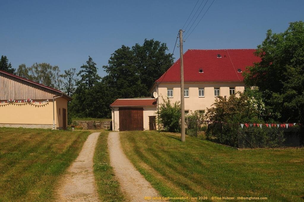 Geißmannsdorf-2026-Ortsbilder-440 | Geißmannsdorf bei Bischofswerda im Sommer 2026. Ein fotografischer Streifzug durch das Dorf Geißmannsdorf, mit Gebäuden, Straßen, Strohpuppen und geschmückten Vorgärten und Grundstücken anlässlich der 800-Jahr-Feier von Geißmannsdorf im Juni 2026 - Realisiert mit Pictrs.com