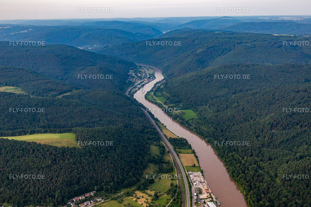 Verlauf der B45 am Neckarufer | Luftbild: Verlauf der B45 am Neckarufer in Neckarsteinach im Bundesland Hessen in Deutschland. Foto: IMG_089398.jpg vom 10.06.2016 durch Werner Riehm/FLY-FOTO.de - Realisiert mit Pictrs.com