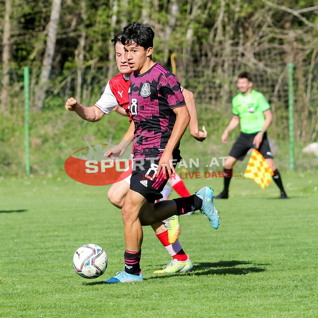 AUSTRIA U15 - MEXICO U15 | Derek Garcia (Mexico #8) ; AUSTRIA U15 - MEXICO U15 am 29.04.2022 in Arnoldstein
(Sportplatz), AUSTRIA, (Photo by Ernst Krawagner sport-fan.at) - Realisiert mit Pictrs.com