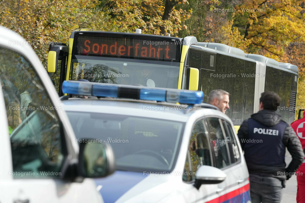 20221111 Amoklauf in Mittelschule Haselstauden | DORNBIRN, OESTERREICH - 11. NOVEMBER: Polizeieinsatz waehrend des Amoklaufs in der Mittelschule Haselstauden in Mittelschule Haselstauden on November 11, 2022 in Dornbirn, Austria.