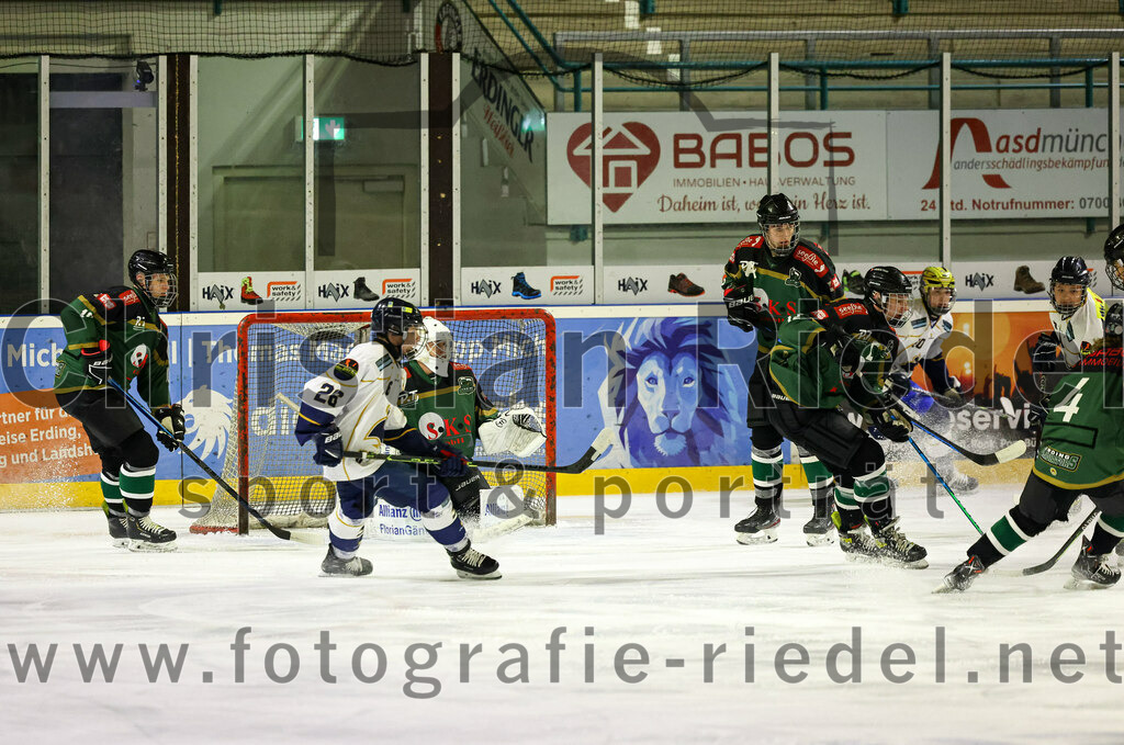 2022-11-26_058_TSV_Erding_gegen_ESC_Geretsried | Erding, Deutschland, 26.11.2022:
Eishockey, Bayernliga U20 2022 / 2023, xx. Spieltag, TSV Erding gegen ESC Geretsried, Endergebnis: 5:3

Fabian Wohlfarter (ESC Geretsried, #26), Torwart Nico Wimmer (Erding Gladiators, #30), Thomas Baumann (Erding Gladiators, #6)

Foto: Christian Riedel / fotografie-riedel.net