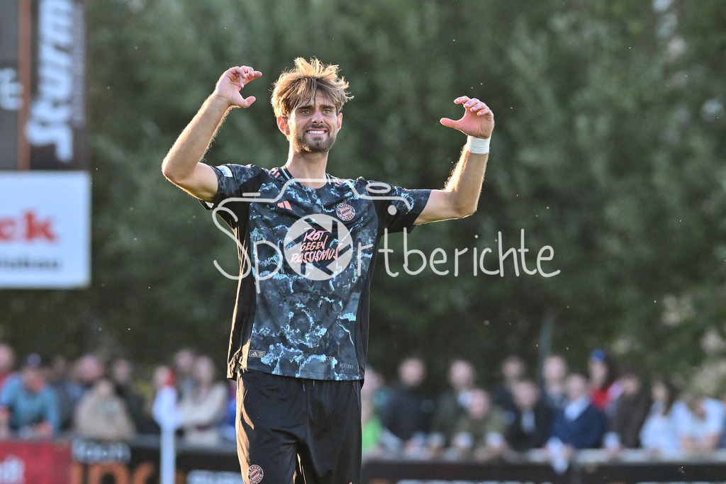 SpVgg Hankofen-Hailing - FC Bayern Amateure | im Bild Luca DENK (FC Bayern München II #6) / Freisteller / Einzelfoto