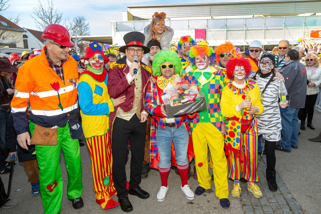 Umzug2025-239_9984 | Fotostrecke: FASCHINGSUMZUG 2025 in Loosdorf. 22 Masken(gruppen)-Teilnehmer: Loosdorfer Vereine, Wirtschaftstreibende, Gemeindeabordnungen sowie Kreditinstitute. rund 700 Besucher entlang der Hauptstrasse. Veranstaltungs-Sicherung durch Mannschaft der FF-Loosdorf mit schwerem Gerät. Maskenprämierung am EKZ-Platz durch Bgm. Thomas Vasku in den Kategorien: Bester Festwagen (Fa. gkonzept-Groissenberger; Beste Personengruppe-ASK-Loosdorf; Beste Einzelperson; Weiteste Anreise-FF Schollach;