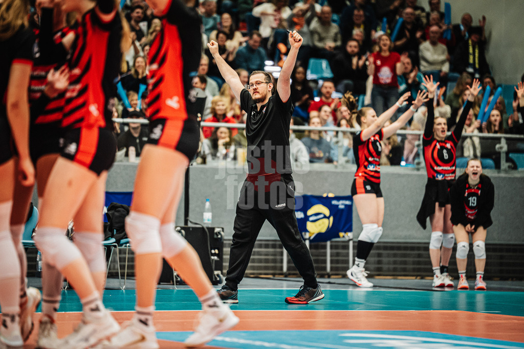 Volleyball | Frauen | Saison 2025/2026 | Volleyball Bundesliga | ETV Hamburger Volksbank Volleys vs. SSC Palmberg Schwerin | 17.01.2026 | Trainer Markus Friedrich (ETV Hamburger Volksbank Volleys) jubelt