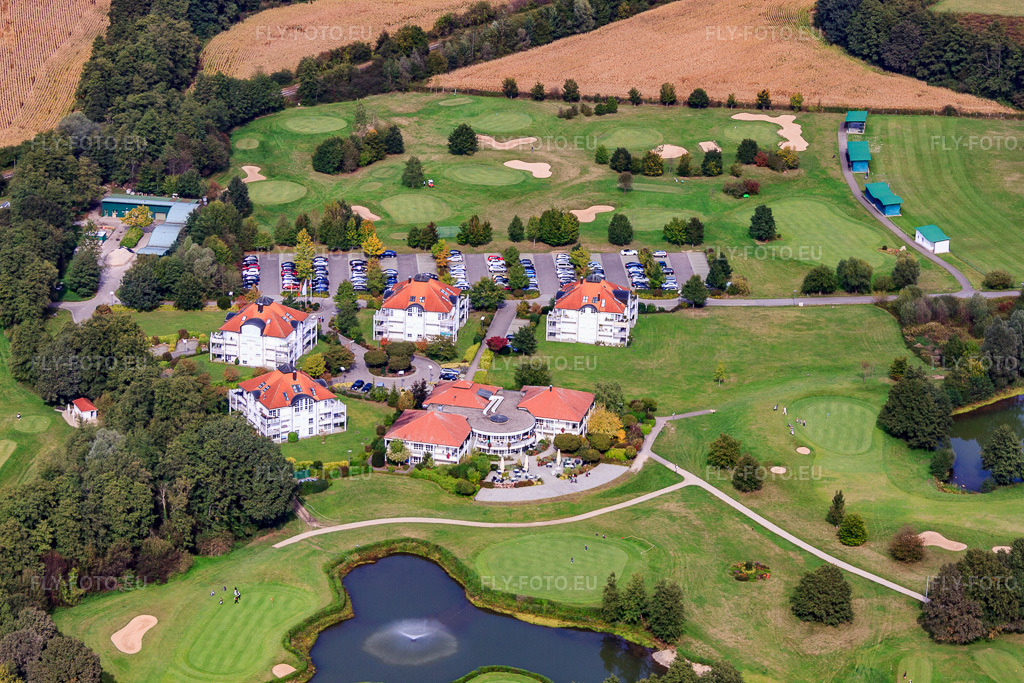 Vue aérienne: Restaurant du Golf Le Panorama au Golf Club de Baden-Baden Soufflenheim à Soufflenheim dans le département Bas Rhin, France – .Photo: IMG_53507.jpg prise le 30/09/2012 par Werner Riehm/FLY-FOTO.eu – Résolution de l'original: 4752 x 3168 px – Restaurant du Golf Le Panorama Soufflenheim