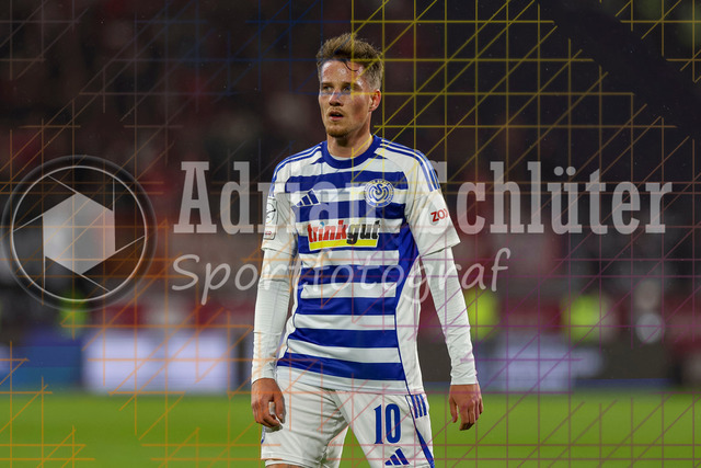 MSV Duisburg vs Rot-Weiss Essen - 3. Liga | Duisburg, Deutschland, 26.10.25:   Christian Viet (MSV Duisburg) schaut waehrend des Spiels der 3. Liga MSV Duisburg vs Rot-Weiss Essen in der schauinsland-reisen-arena(Foto von Brauer-Fotoagentur / Adrian Schlueter)