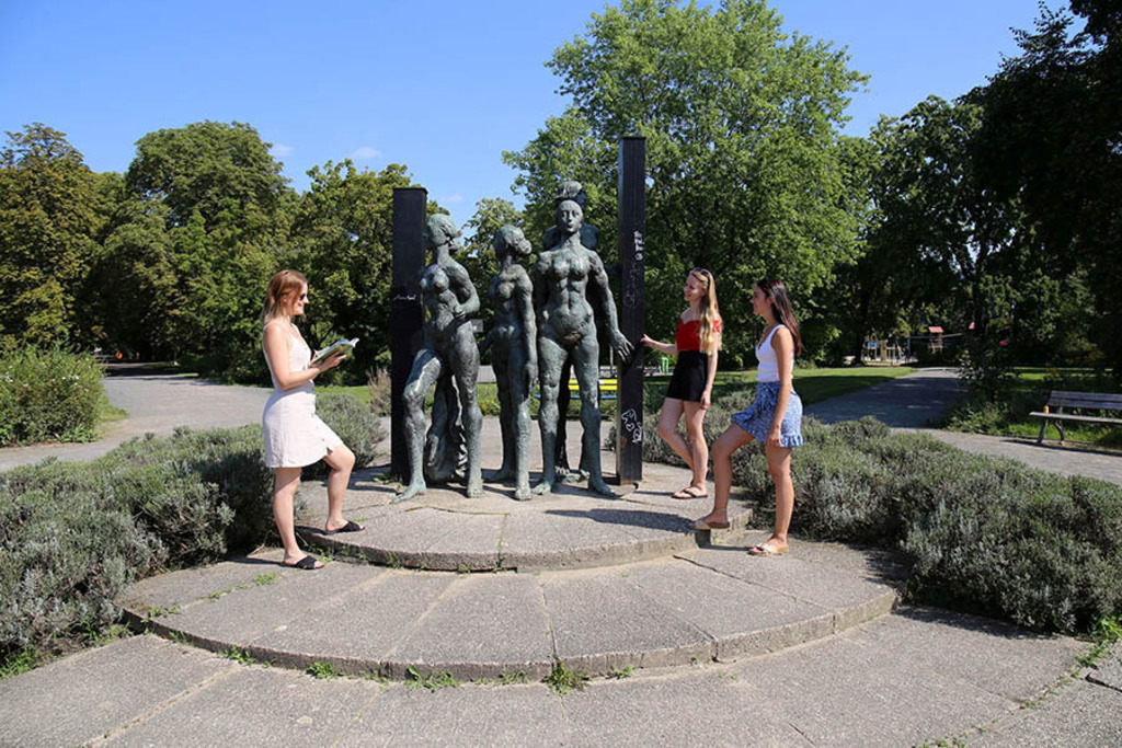 Foto: Leipzig - Friedenspark | Das Team hinter BILDLEXIKON LEIPZIG bündelt historische wie aktuelle Informationen über die Stadt Leipzig in Text und Bild auf einer Plattform und stellt diese der interessierten Öffentlichkeit zur Verfügung.