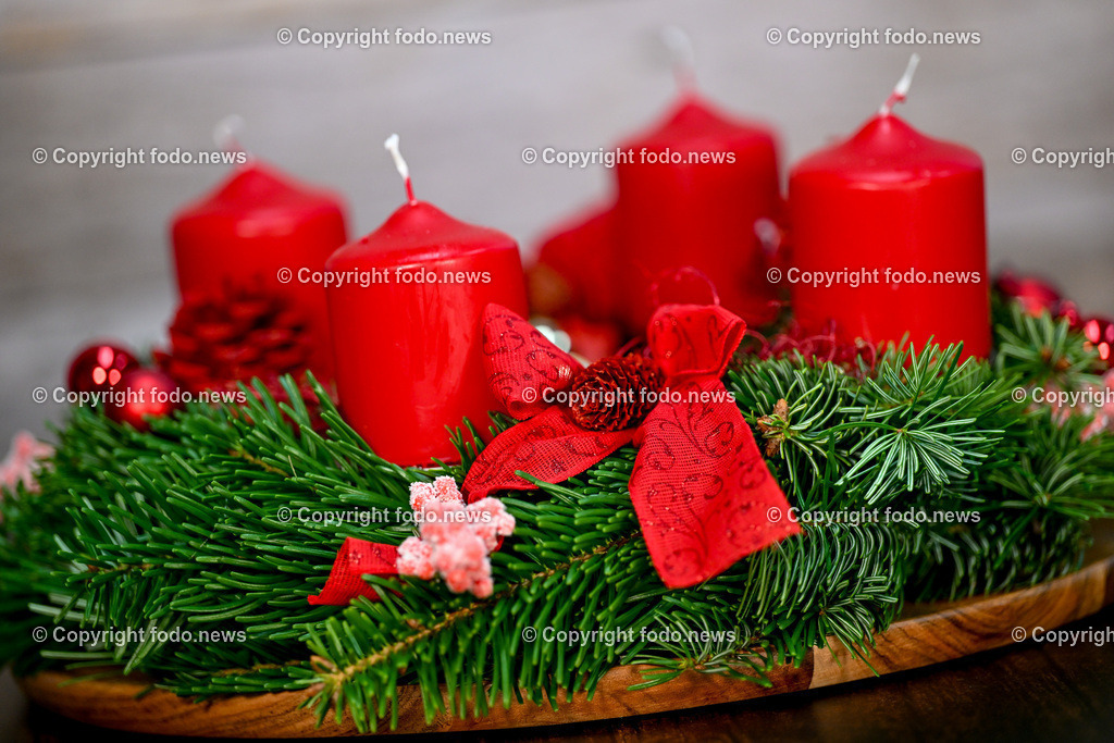 Adventkranz_ 26.11.2024-10 | 26.11.2024, Linz, AUT, Advent, im Bild Adventkranz, Kranz, Kerzen, Weihnachtszeit, Vorweihnachtszeit, Brauchtum, Zweige, Schmuck, besinnlich, froehlich, Winter, Feuer, Flamme, Tradition, Dekoration, Schmuck, schmuecken, dekorieren, festlich, traditionell, festlich, Fest