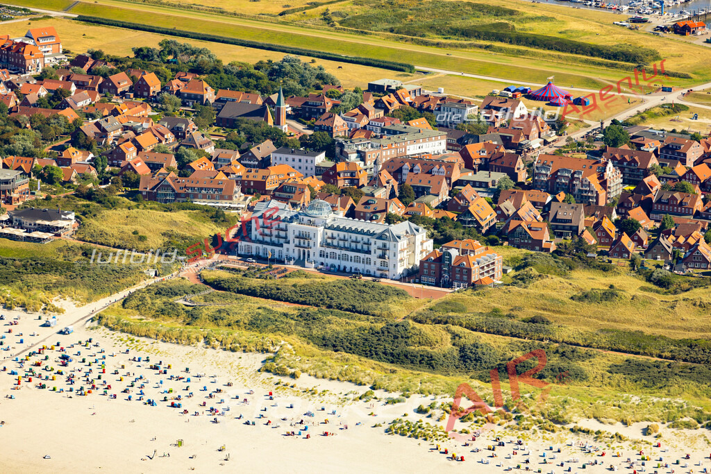 Aktuelles Luftbild von  Juist - Die Luftaufnahme wurde 2022 mittels UL-Flugzeug erstellt ( keine Drohne ) - hochauflösende Kamera-Systeme von  Canon -Beste Qualität - Für grossformatige Ausdrucke geeignet. Die Geschenkidee !