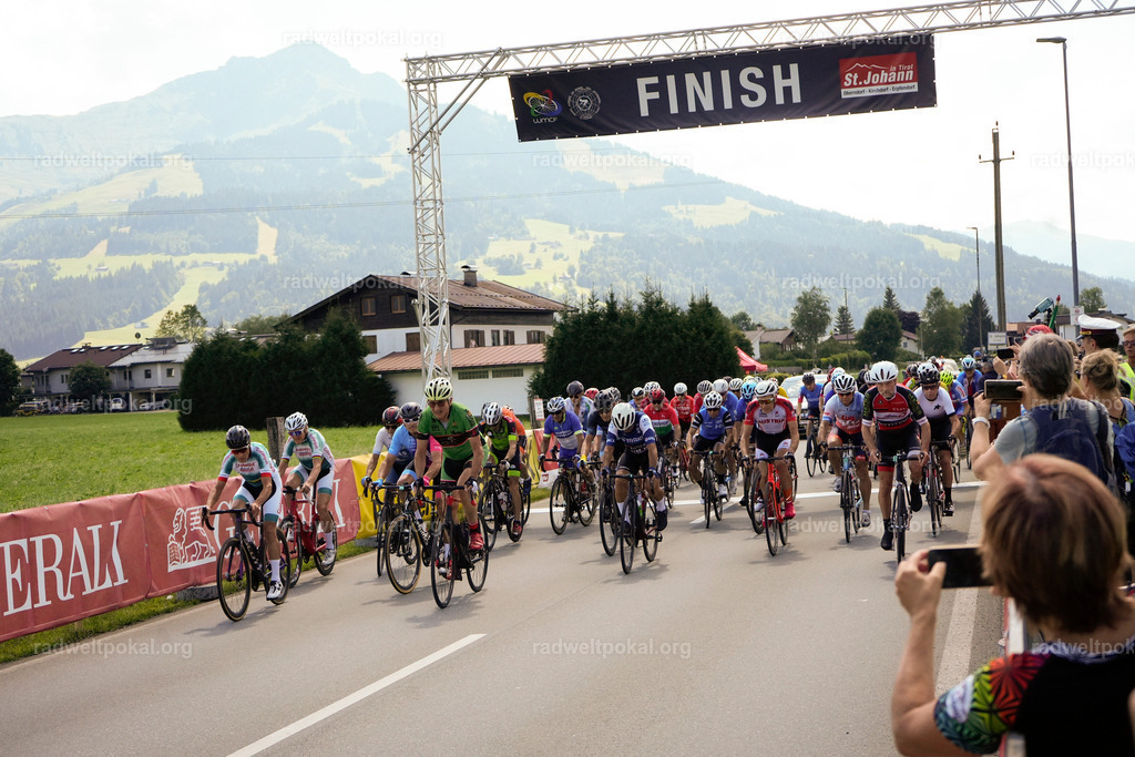 498_20230817_Bewerb_Maenner_Muehlanger | AUT - OESTERREICH, 2023-08-16: SPORT RENNRAD-FAHREN - 55. INTERNATIONALER RADWELTPOKAL IN ST. JOHANN IN TIROL  - Vintage-Radrennen mit WM-Bronze-Medaillen-Siegerin Christina Schweinberger, den Teilnehmer und Alexander Baumann (vom Orginastions-Team) - TAG 2 BEWERB MAENNER IN SECHS GRUPPEN  ; Foto: Roland Muehlanger