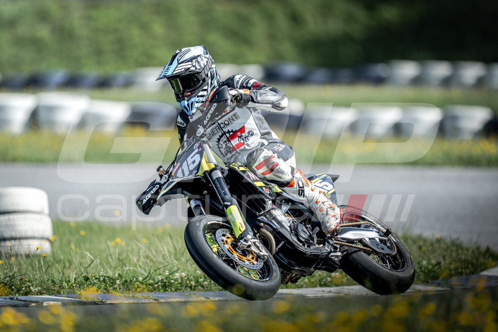 G-Cup + Supermoto Staatsmeisterschaft + Hungarian Supermoto Championship | GRIPcapture steht für authentische Sportfotografie in Österreich – für Momente, die mehr sind als Geschwindigkeit oder Ergebnis. Es geht um Emotion, Spannung, Fokus und den Augenblick, der oft nur einen Wimpernschlag dauert.Ob Motorsport, Teamsport oder 