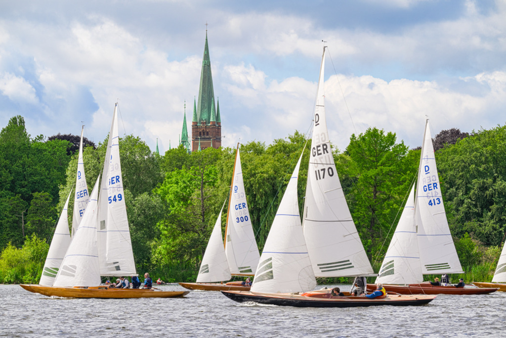 Holzboot-Regatta Hamburg | Mit traditionellen Segelbooten wird auf der Hamburger Alster die Holzboot-Regatta ausgetragen. Das Bild entstand kurz nach dem Start, als die Drachenboote noch dicht beieinander fuhren. — Auflösung des Originals: 7998 x 5332 px. - Realisiert mit Pictrs.com