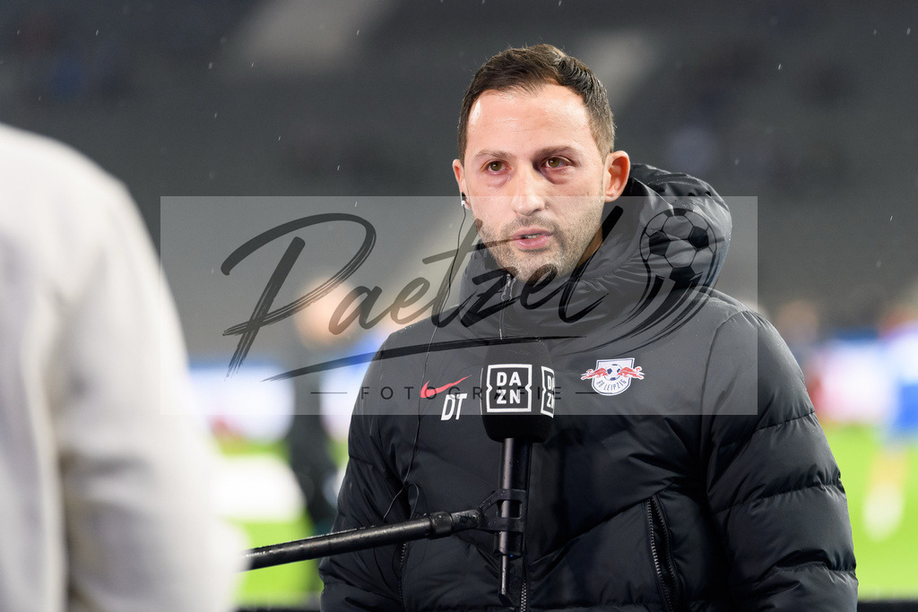 BSCRBL20220220_016 | Fussball, Herren: Trainer Domenico Tedesco (RB Leipzig) im Interview bei dem Spiel der 1. Bundesliga zwischen Hertha BSC und RB Leipzig im Olypiastadion am 20.02.2022 in Berlin, Deutschland.DFB / DFL REGULATIONS PROHIBIT ANY USE OF PHOTOGRAPHS AS IMAGE SEQUENCES AND/OR QUASI-VIDEO. - Realisiert mit Pictrs.com