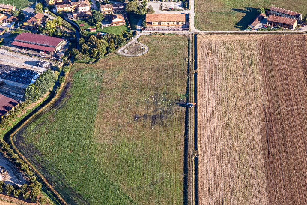 Aerial view: Gradella in Pandino in the state Cremona, Italy. – Photo: IMG_134543.jpg taken on 09/19/2022 by Werner Riehm/FLY-FOTO.com – Resolution of the original: 5472 x 3648 px