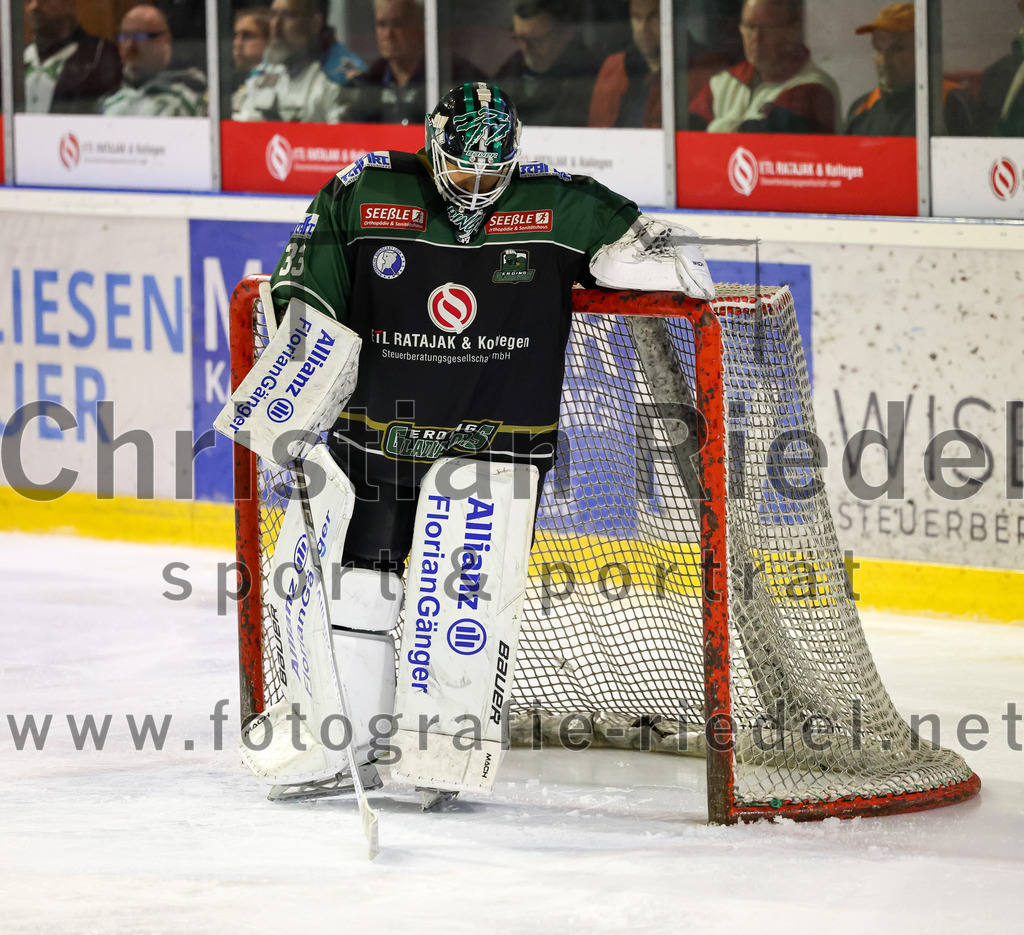 2023-03-19_021_TSV_Erding_gegen_TEV_Miesbach | Erding, Deutschland, 19.03.2023:
Eishockey, Bayernliga Playoffs 2022 / 2023, Halbfinale, TSV Erding gegen TEV Miesbach, Endergebnis: 

Torwart Thomas Hingel (Erding Gladiators, #33)

Foto: Christian Riedel / fotografie-riedel.net