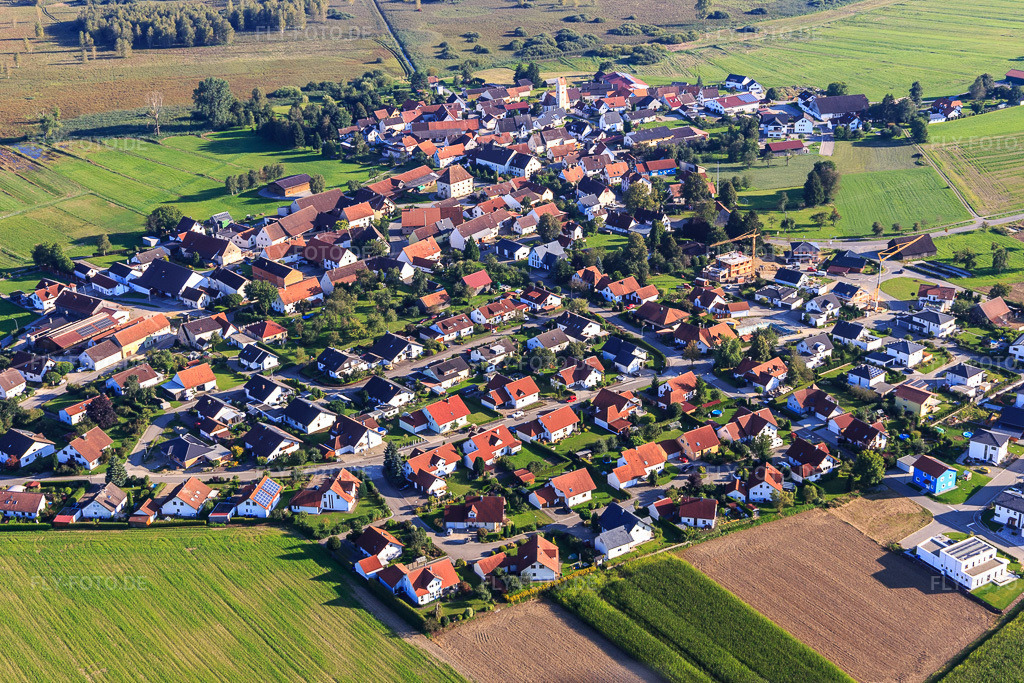 Luftbild: Ortsansicht aus Norden in Alleshausen im Bundesland Baden-Württemberg in Deutschland. Foto: IMG_128813.jpg vom 03.09.2021 durch Werner Riehm/FLY-FOTO.de