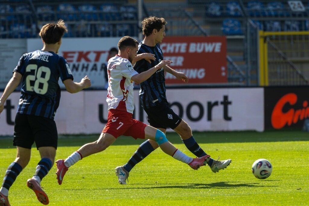 Fußball 3. Liga, Saison 2025/26, 37. Spieltag: Waldhof Mannheim gegen Jahn Regensburg | Fußball 3. Liga, Saison 2025/26, 37. Spieltag: Waldhof Mannheim gegen Jahn Regensburg***Maximilian Thalhammer (8, Mannheim) am Ball - Realisiert mit Pictrs.com