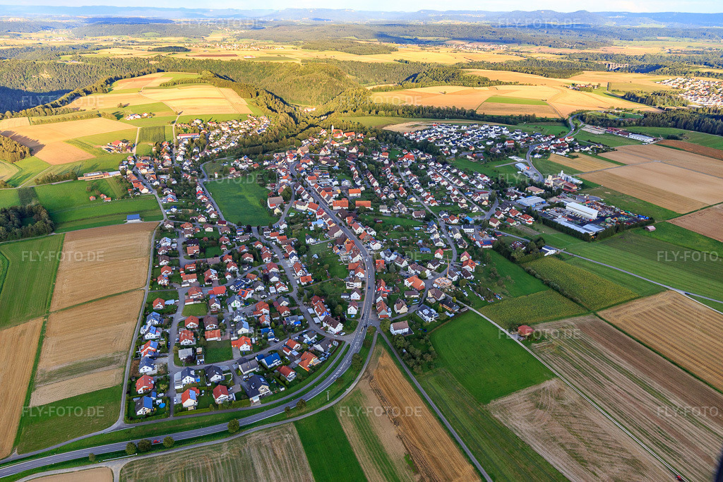 Luftbild: Ortsansicht von Westen im Ortsteil Herrenzimmern in Bösingen im Bundesland Baden-Württemberg in Deutschland. Foto: IMG_128690.jpg vom 27.08.2021 durch Werner Riehm/FLY-FOTO.de