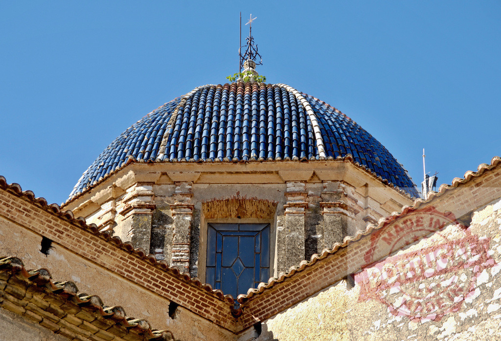 Blue tiled dome of San Miguel Arcangel church Altea. Provincia Castellon - Spain | Ornate dome with blue tiles, cross, and architectural details under a clear sky - Realisiert mit Pictrs.com
