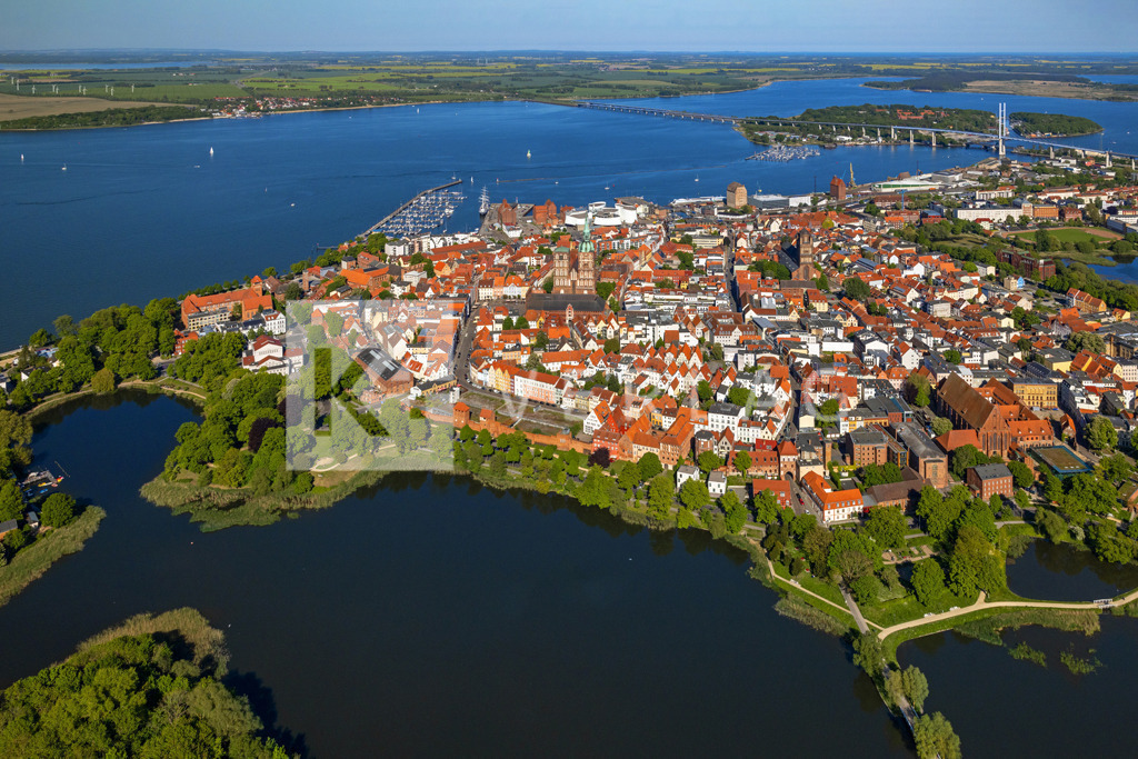 Wandbild-Stralsund-Luftbild-Ostsee-0U3A2582 | Die Hansestadt Stralsund liegt am Strelasund, der Meerenge zwischen der Insel Rügen und dem Festland - Realisiert mit Pictrs.com