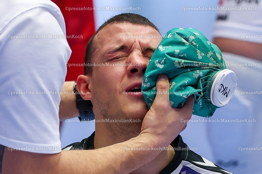 EHF20012601046 | 20.01.2026, Handball, Men's EHF EURO 2026, Nordmazedonien - Rumänien, Jyske Bank Boxen in Herning, Dänemark, Preliminary Round:  Pavle Atanasijevikj (North Macedonia #88) sitzt blutend verletzt mit Schmerzen auf dem Spielfeld und muss medizinisch versorgt werden.