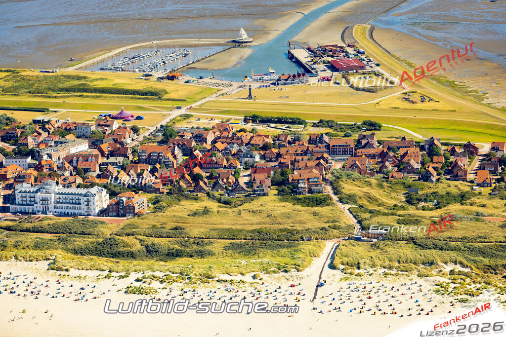 Aktuelles Luftbild von  Juist - Die Luftaufnahme wurde 2022 mittels UL-Flugzeug erstellt ( keine Drohne ) - hochauflösende Kamera-Systeme von  Canon -Beste Qualität - Für grossformatige Ausdrucke geeignet. Die Geschenkidee !