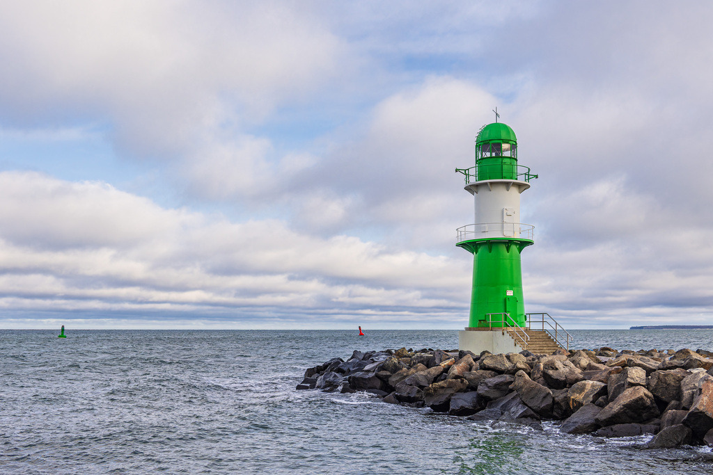 Mole und Molenturm an der Ostseeküste in Warnemünde | Mole und Molenturm an der Ostseeküste in Warnemünde.