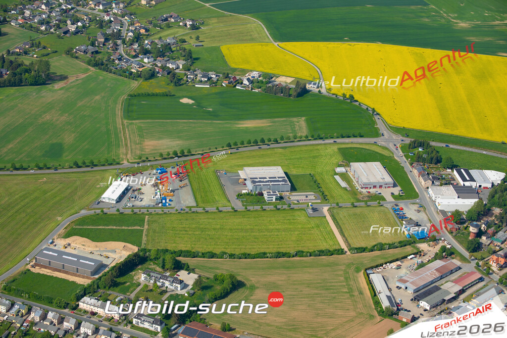 Das Luftbild der Stadt Treuen wurde 2022 vom Flugzeug heraus erstellt (keine Drohnen-Aufnahmen) Aufnahmehöhe ca.450 Meter- hohe Bildauflösung und Druck-Qualität. Garantiert!