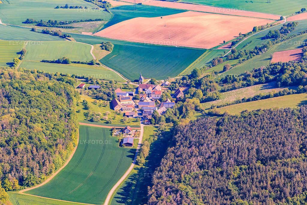 Luftbild: Ortsteil Hof Uhlberg im Ortsteil Krensheim in Grünsfeld im Bundesland Baden-Württemberg in Deutschland. Foto: IMG_146534.jpg vom 10.05.2025 durch Werner Riehm/FLY-FOTO.de