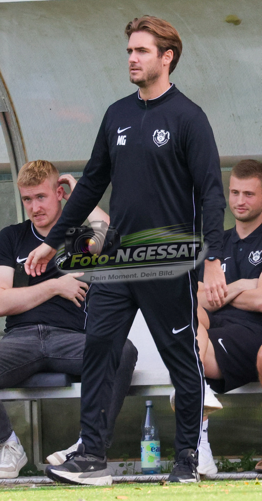 BV Stift Quernheim - TuS Dielingen | Auf dem Bild zu sehen: BV Stift Quernheim Trainer: Maximilian Grove BV Stift Quernheim, TuS Dielingen, Saison 26/27, Bezirksliga, Stift Quernheim, Deutschland - Realisiert mit Pictrs.com
