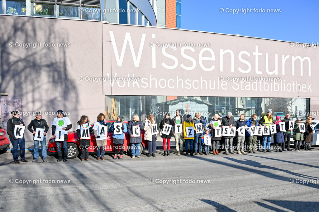 Demonstration gegen die Fertigstellung der A26 Westring_ 20.01.2024-13 | 20.01.2024, Linz, AUT, Demonstration, im Bild Teilnehmer der Demonstration gegen die Fertigstellung der A26 Westring, Autobahn, Verkehr, Verkehrswende, Klima, Klimawandel, Red Rebells, Trauermarsch, Aktivisten, Musik, Transparente, Tafeln, Schilder, Ansprache, Polizei, Polizeiauto, Absperrung, Wissensturm