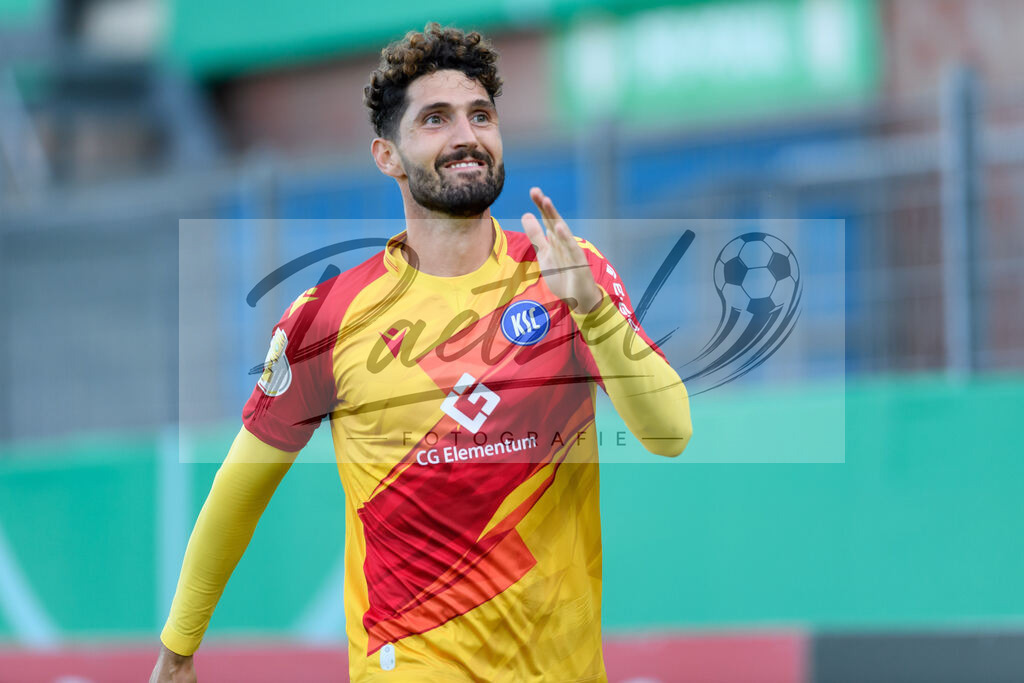 LOTKSC20210809_042 | Fussball, Herren: Fabio Kaufmann (Karlsruher SC) Torjubel, jubelt nach seinem Treffer zum 0:3 beim Spiel der 1. Runde im DFB-Pokal zwischen SF Lotte und Karlsruher SC im Stadion am Lotter Kreuz am 09.08.2021 in Lotte, Deutschland.DFB / DFL REGULATIONS PROHIBIT ANY USE OF PHOTOGRAPHS AS IMAGE SEQUENCES AND/OR QUASI-VIDEO. - Realisiert mit Pictrs.com