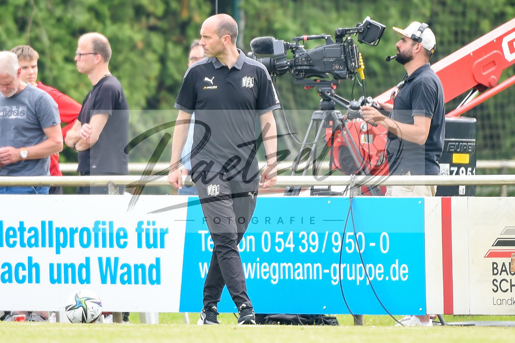 BSBOSN_20210626_0079 | Fussball, Herren: Trainer Daniel Scherning (VfL Osnabrueck) schaut beim Testspiel zwischen TuS Bersenbrueck und VfL Osnabrueck im Hasestadion am 26.06.2021 in Bersenbrueck, Deutschland. - Realisiert mit Pictrs.com