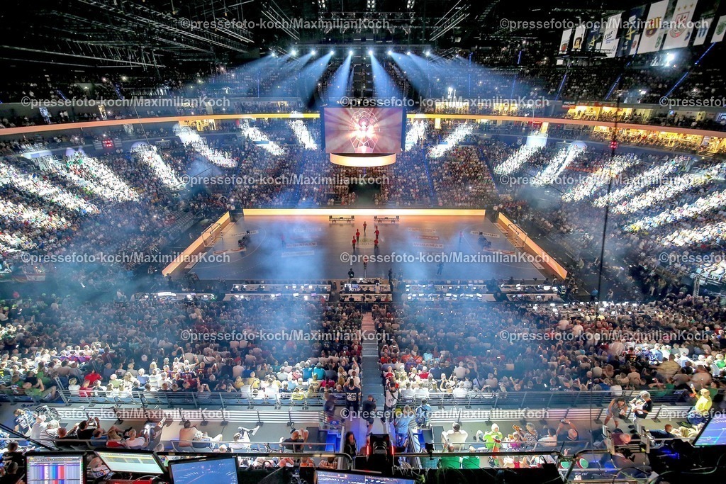KoeEHF14062501120 | 14.06.2025, Handball, Halbfinale TruckScout24 EHF FINAL4, LANXESS arena Köln, Füchse Berlin - HBC Nantes: Innenansicht Übersicht Übersichtsbild Zuschauer Show Besucher Voll Ausverkauft Halbzeitshow