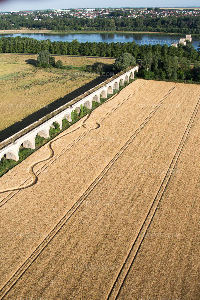 Aerial view: Viaduct at Vineuil/Loire in Vineuil in the state Loir et Cher, France.Photo: IMG_082084.jpg taken on 06/20/2015 by Werner Riehm/FLY-FOTO.comResolution of the original: 3201 x 4801 px