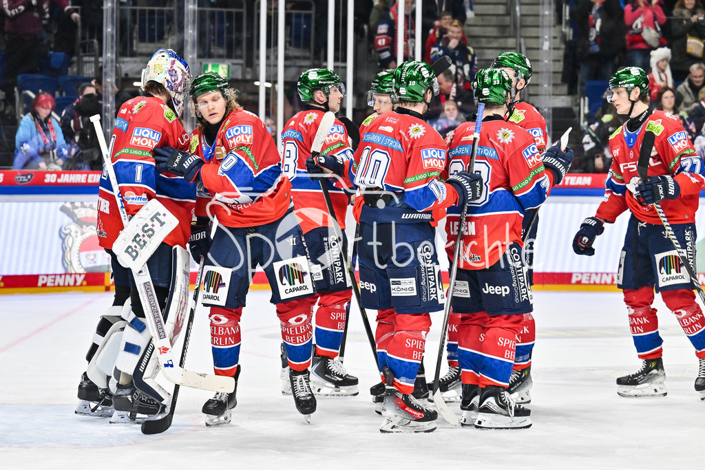 Eisbären Berlin - Augsburger Panther | BERLIN, GERMANY - 04. JANUARY: Die Eisbären freuen sich über den Heimsieg gegen Augsburg nachg dem Match zwischen den Eisbären Berlin und den Augsburger Panthern am 36. Spieltag der Penny DEL in der UBER Arena
