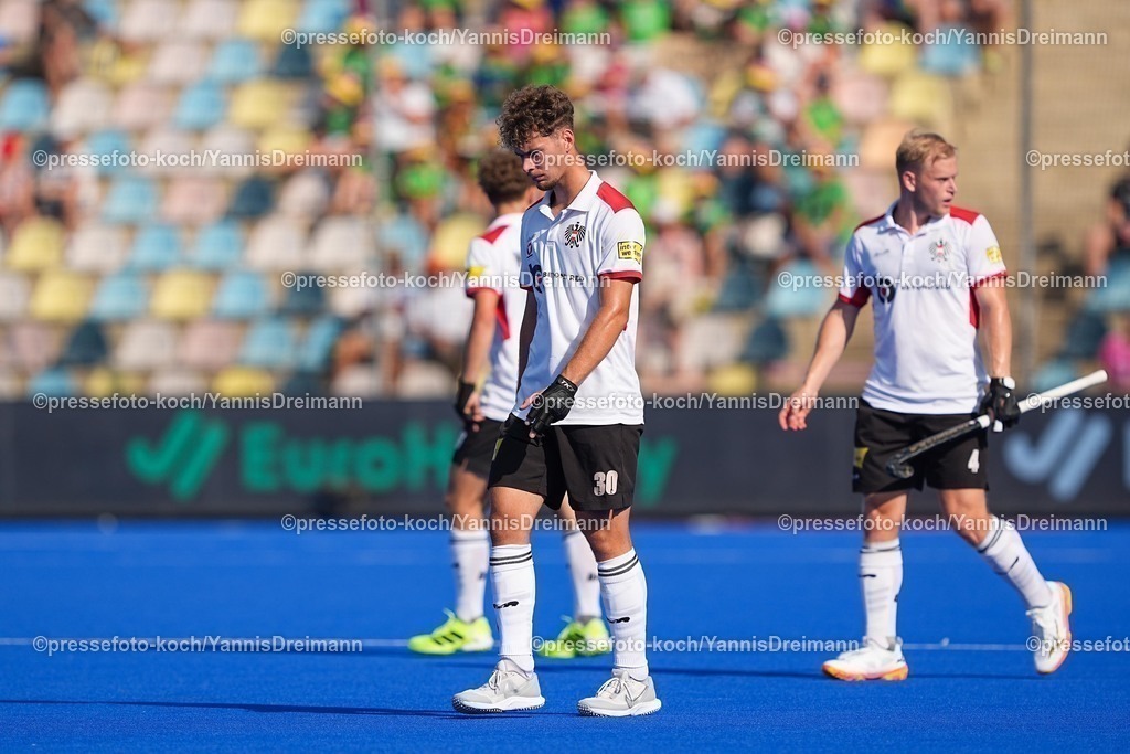 xydrx12082503007 | 12.08.2025, xydrx, Herren EuroHockey Championship 2025, Gruppenphase, Gruppe A, Niederlande - Österreich, Sparkassenpark Mönchengladbach: Mateusz Nyckowiak (AUT #30) schaut enttäuscht auf den Boden