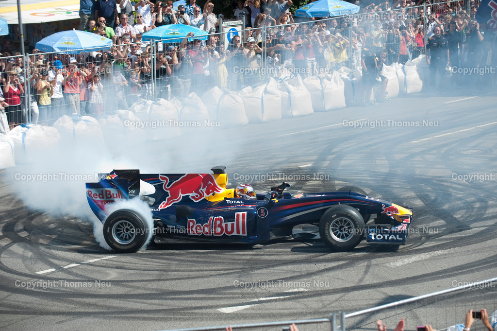 _DSC7325 | Sebastian Vettel beim spektakulären „Home Run“ in Heppenheim: Der Formel-1-Weltmeister fährt im Red-Bull-Rennwagen über die zur Rennstrecke umfunktionierte B3 in seiner Heimatstadt. Tausende Fans feiern ihren Lokalhelden.
