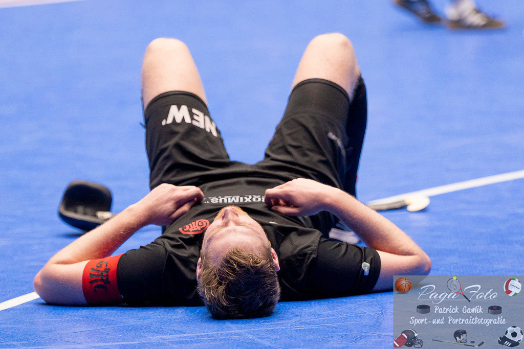 Volvo E.R.B. Final 4 Halbfinale Männer: Harvestehuder HTC - Gladbacher HTC, 25.01.2025 | Felix Krause (Gladbacher HTC #29) nac hdem SPiel am Boden, liegend, liegt, kraftlos, traurig, enttäuscht, Harvestehuder HTC - Gladbacher HTC, Frankfurt, Süwag Arena, 25.1.2025 - Realisiert mit Pictrs.com