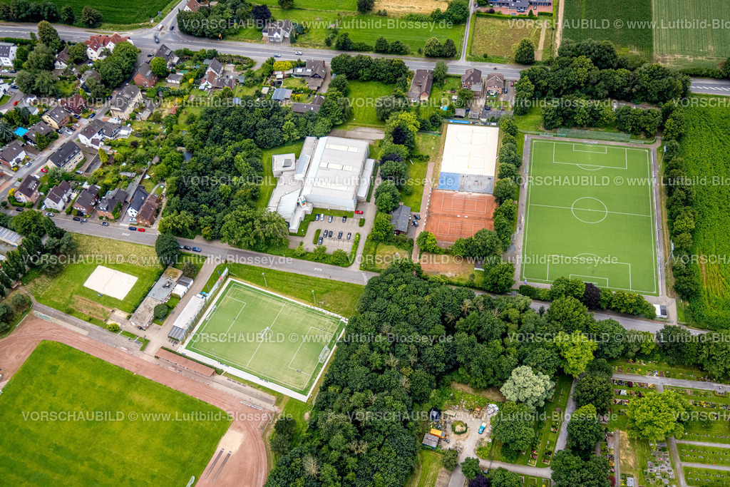 Bottrop240701673Kirchhellen | Luftbild, Bezirkssportanlage Kirchhellen, Loewenfeldstraße, Fußballstadion VfB Kirchhellen 1920 e.V., Tennisplätze, Kirchhellen, Bottrop, Ruhrgebiet, Nordrhein-Westfalen, Deutschland