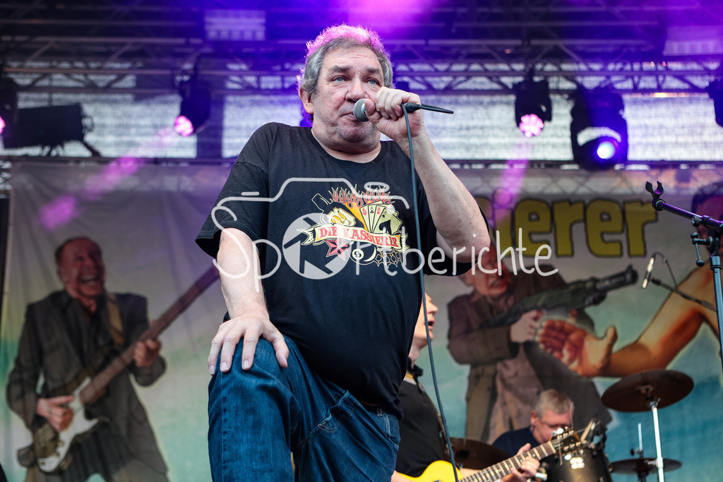 Sommer am Kiez | Wolfgang WENDLAND von der Band "Die Kassierer" beim Auftritt auf dem Augsburger Festival "Sommer am Kiez" in Aktion / Livemusik / Konzert / Musik / Laut / Punk / Punkmusik / Saenger / Gesang / Mikrofon