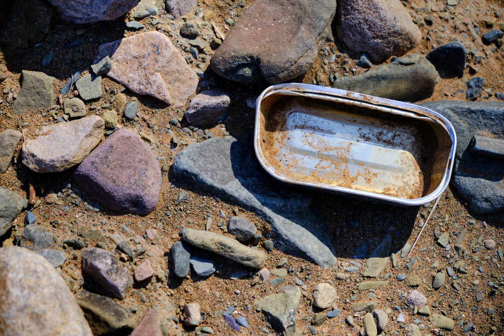 leere Fischdose auf dem Weg liegend | Marokko - November 21, 2024: leere Fischdose auf dem Weg liegend. - Realisiert mit Pictrs.com