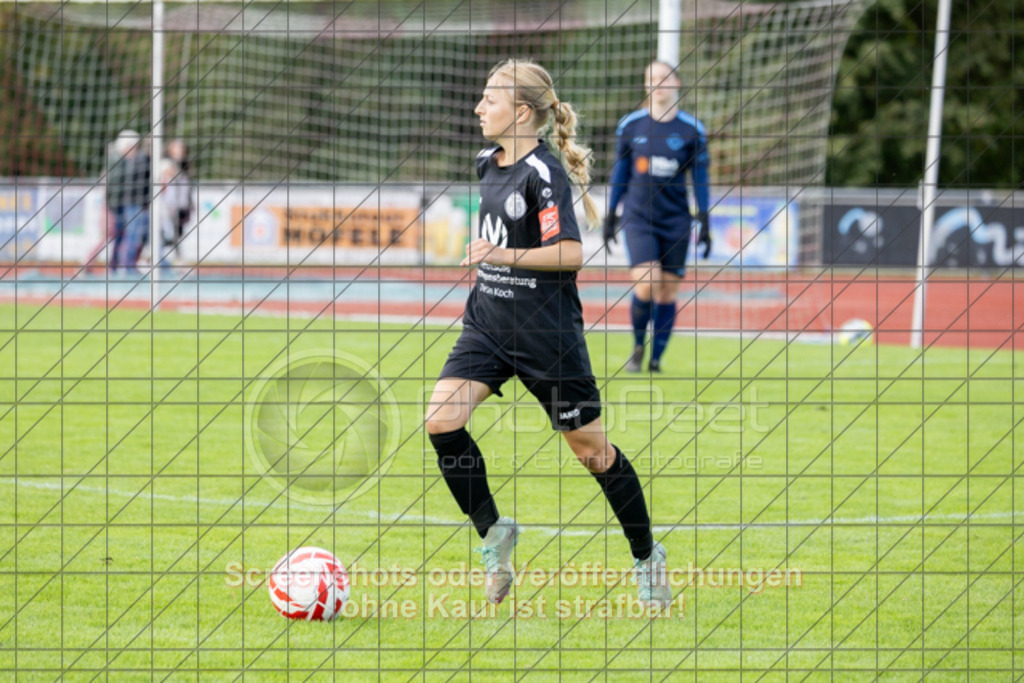 20250928_145146_0677 | #,1.FC Donzdorf (schwarz) vs. TV Derendingen (rot), Fussball, Frauen-Verbandsliga Württemberg, 03. Spieltag, Saison 2025/2026, Rasenplatz Lautertal Stadion, Süßener Straße 16, 73072 Donzdorf, 28.09.2025 - 13:00 Uhr,Foto: PhotoPeet-Sportfotografie/Peter Harich
