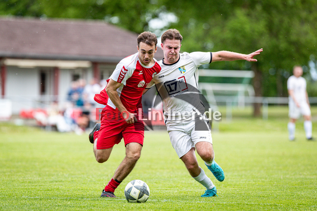 SV Raisting II gegen SG Hungerbach I | Fußball Herren Kreisklasse Gruppe 3 Zugspitze 2025/26 27. Spieltag, SV Raisting II gegen SG Hungerbach I, 20260510,Zweikampf,2026-05-10 in 82399 Raisting (Raiffeisen Arena Raisting, Wielenbacher Str. 52), Julien WIESNER (SV Raisting II 8), Anselm ASAM (Hungerbach 9)Copyright: WolfgangxLindner www.foto-lindner.de