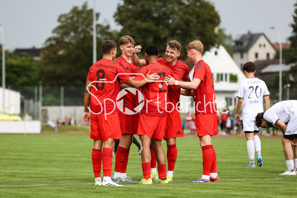 SSV Dillingen - FC Bayern Amateure | Die Bayern jubeln ueber einen Treffer beim Testspielerfolg in Dillingen / Vincent MANUBA (FCB #2)