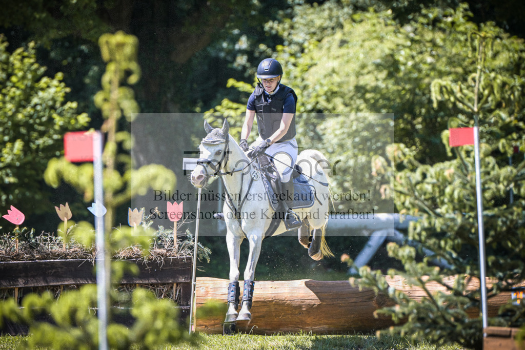DOS_6150 | Entdecke hochwertige Reitturnierfotos von Foto Oger. Professionell, emotional und authentisch – jetzt Lieblingsmomente im Shop bestellen.Deutschlandweite Turnierfotografie. - Realisiert mit Pictrs.com