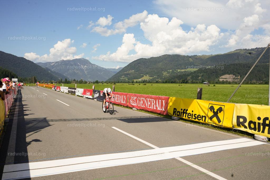 938_20230817_Bewerb_Maenner_Muehlanger | AUT - OESTERREICH, 2023-08-16: SPORT RENNRAD-FAHREN - 55. INTERNATIONALER RADWELTPOKAL IN ST. JOHANN IN TIROL  - Vintage-Radrennen mit WM-Bronze-Medaillen-Siegerin Christina Schweinberger, den Teilnehmer und Alexander Baumann (vom Orginastions-Team) - TAG 2 BEWERB MAENNER IN SECHS GRUPPEN  ; Foto: Roland Muehlanger