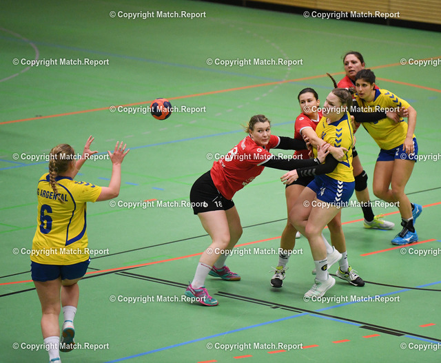 ulm | Handball Damen Landesliga 3  19.01.20TV Rottenburg - SG ArgentalZweikampf Szenen am Kreis beim Handball, Xenia Reetz (re, TV Rottenburg) schaut zu Katharina Stellmacher (li, Argental) FOTO: ULMER Pressebildagentur / Moritz LissxxNOxMODELxRELEASExx